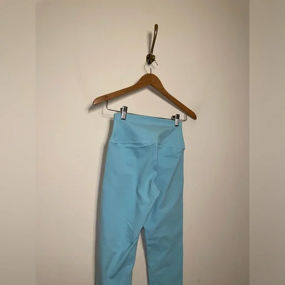 ALO Yoga 7/8 High-Waist Airbrush Legging in Chalk Blue